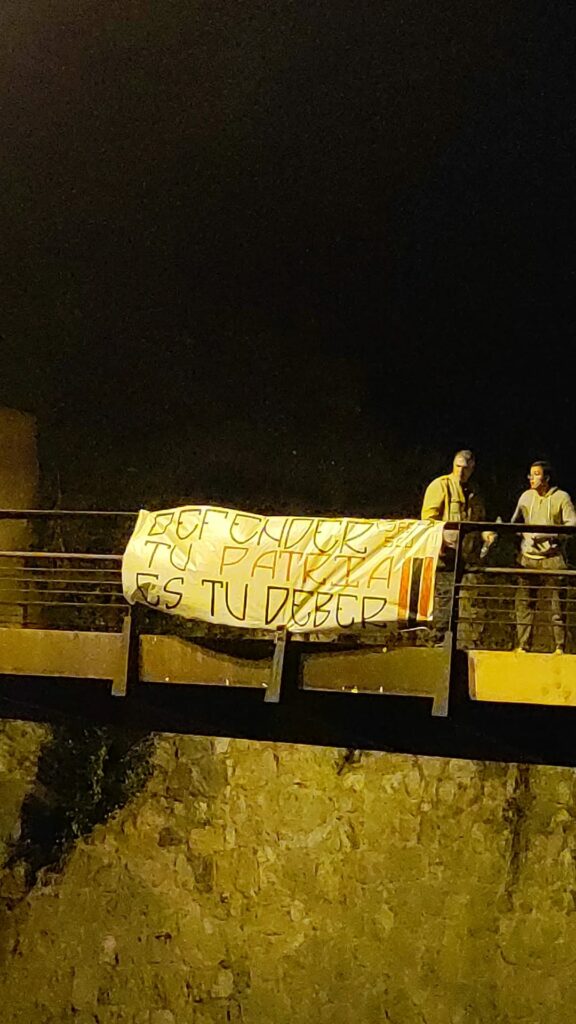 Falange de Toledo con la pancarta defender tu patria es tu deber