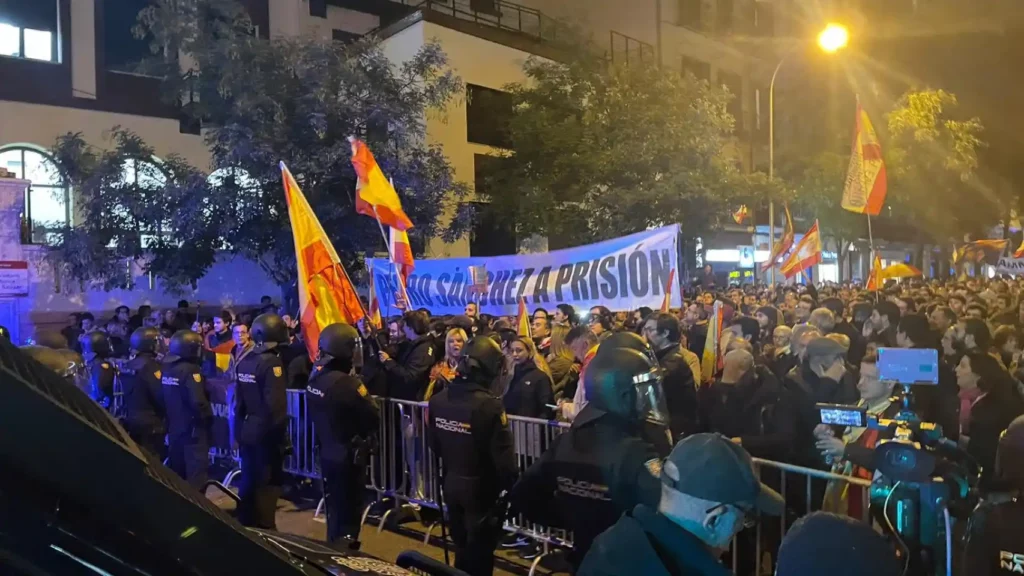 La Policía de Pedro Sánchez impide a los manifestantes acceder a Ferraz