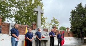 Oración por los Caídos falangistas en el cementerio de Aravaca en Madrid