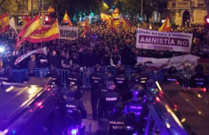 Pedro Sánchez lanza a la Policía contra los patriotas para celebrar su dictadura socialista