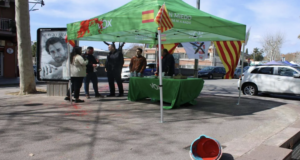 Inmigrantes atacan la carpa de VOX en Mataró