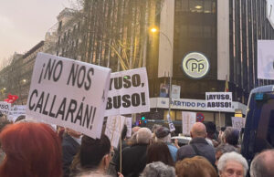 La izquierda pide la dimisión de Ayuso en Génova sin ser gaseados como en Ferraz