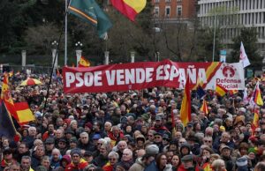 Defensa Social encabeza la marcha para pedir la dimisión de Pedro Sánchez