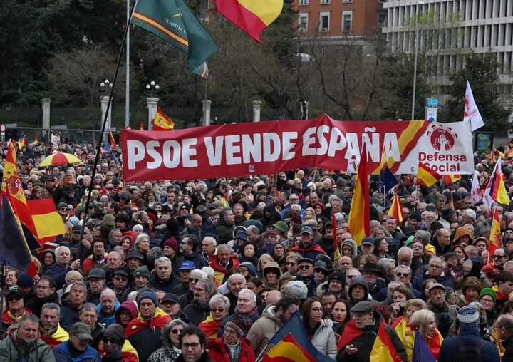 Defensa Social encabeza la marcha para pedir la dimisión de Pedro Sánchez