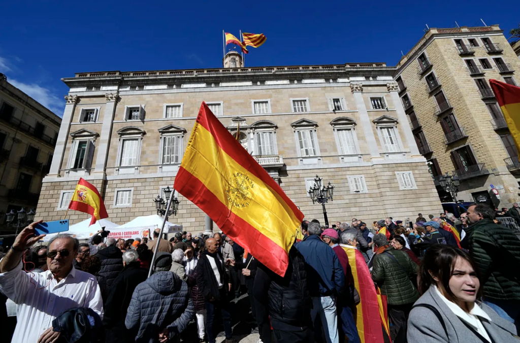 Miles de personas se manifiestan contra Pedro Sánchez y contra la amnistía en Barcelona