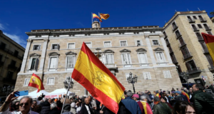 Miles de personas se manifiestan contra Pedro Sánchez y contra la amnistía en Barcelona