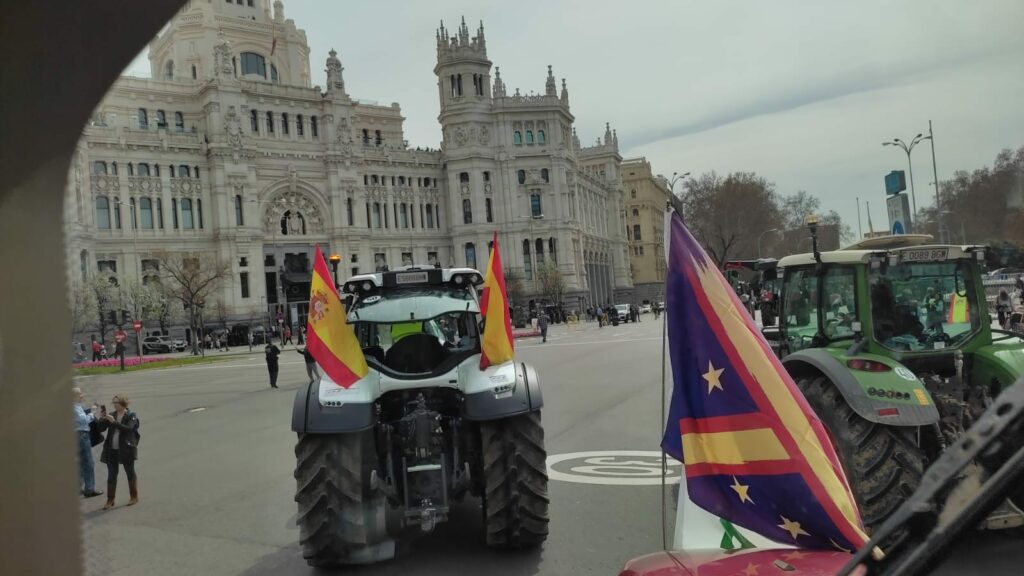 Los falangistas presentes en la tractorada de Madrid en defensa de los agricultores y los ganaderos