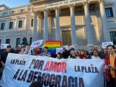 El amor a la democracia solo convoca a dos mil personas en defensa de Pedro Sánchez
