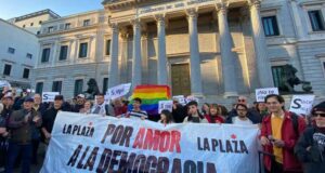 El amor a la democracia solo convoca a dos mil personas en defensa de Pedro Sánchez