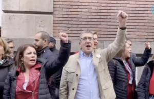 Los dirigentes del PSOE piden guerra en Ferraz mientras cantan la Internacional