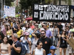 Canarias se cansa del turismo descontrolado pero se olvida de la inmigración