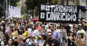 Canarias se cansa del turismo descontrolado pero se olvida de la inmigración