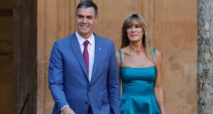 La mujer de Pedro Sánchez dice que irán a por sus hijas