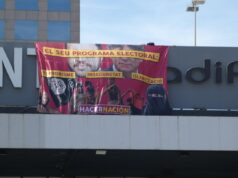 La acción de Hacer Nacional desplegando una lona en la estación Barcelona-Sant