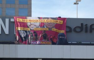 La acción de Hacer Nacional desplegando una lona en la estación Barcelona-Sant