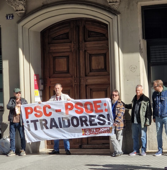 La Falange realiza una acción en Barcelona contra el PSOE de Pedro Sánchez