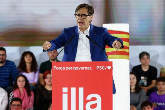 Salvador Illa propone un pacto de Gobierno al golpista Puigdemont